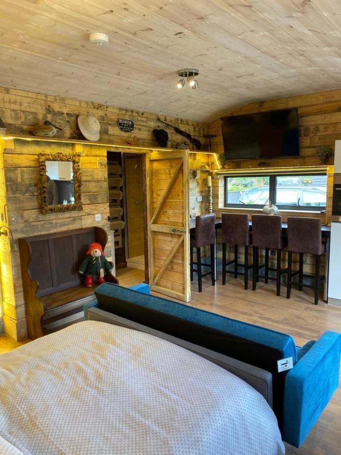 Willow Court Farm Studio East & Petting Farm, 8 Mins To Legoland & Windsor, 15 Mins To Lapland Uk ภายนอก รูปภาพ